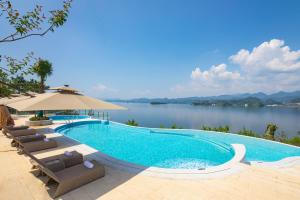 淳安杭州千岛湖万枫酒店­­的一个带椅子的游泳池,享有湖景