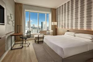 鹿特丹鹿特丹万豪酒店的配有一张床、一张书桌和一扇窗户的酒店客房