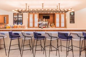 佩斯利格拉斯哥机场万怡酒店的酒吧餐厅,带凳子