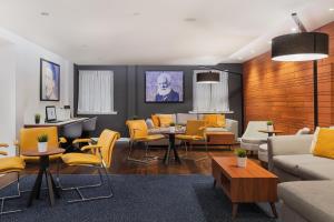 佩斯利格拉斯哥机场万怡酒店的客厅配有黄色椅子和沙发