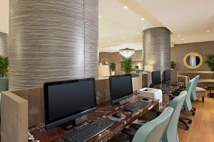 里约热内卢里约热内卢喜来登度假大酒店 的一间会议室,里面配有长桌和电脑