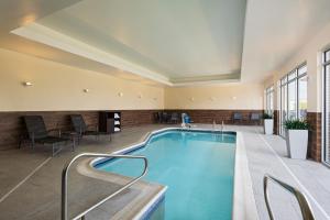 林垦林肯机场万豪费尔菲尔德套房酒店的一座配有桌椅的酒店游泳池