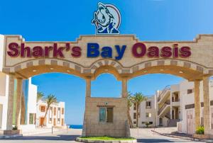 沙姆沙伊赫Sharks Bay Oasis Resort & Butterfly Diving Center的度假村的绿洲绿洲标志