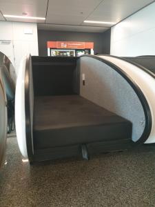 华沙Sleeping Pods GoSleep - Inside of Warsaw Chopin Airport, non schengen restricted zone after passport control, near Gate 2N的机场行李领取区空位