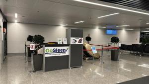 华沙Sleeping Pods GoSleep - Inside of Warsaw Chopin Airport, non schengen restricted zone after passport control, near Gate 2N的机场大厅,带入住手续办理柜台