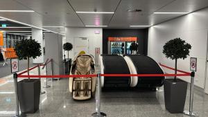 华沙Sleeping Pods GoSleep - Inside of Warsaw Chopin Airport, non schengen restricted zone after passport control, near Gate 2N的机场内装有红色带子的行李领取区