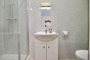 考文垂Matlock Studio 6 - Coventry的白色的浴室设有水槽和淋浴。