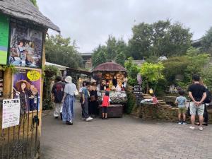 由布市湯布院 おやど花の湯yufuin oyado hananoyu的一群人站在市场之外