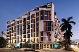 迈阿密AC Hotel Miami Wynwood的公寓大楼的 ⁇ 染