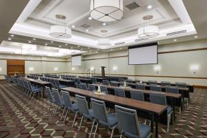 阿林顿阿灵顿首都景酒店的配有桌椅和讲台的会议室