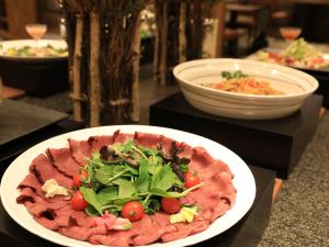 上川町Hotel Taisetsu Onsen&Canyon Resort的桌上有沙拉的盘子