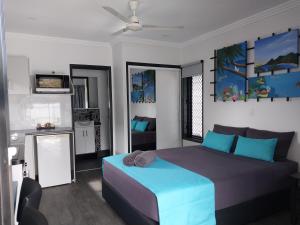 霍恩The Dugongs' Rest的一间带蓝色床的卧室和一间厨房