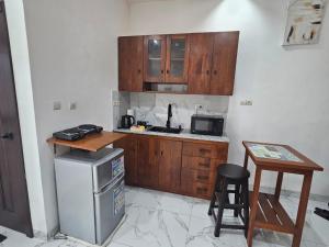 科托努Studio Le Cosi, Cotonou的一个带木制橱柜和桌子的小厨房