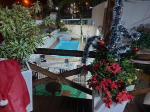 佩尼亚Pousada Ilha do Itacolomi的阳台设有游泳池和圣诞装饰