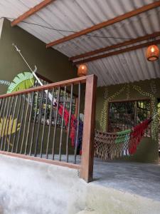 GuachacaSierra Kay Hostel的门廊设有围栏和吊床