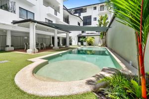 凯恩斯Spacious 3 Bedroom Townhouse in Cairns City的一座建筑后院的游泳池