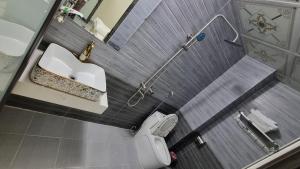 同文NHÀ NGHỈ ANH VĂN的一间带水槽和卫生间的浴室