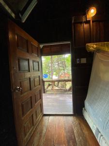 俊穆岛Koh Phu Valley的门廊房间的一扇敞门