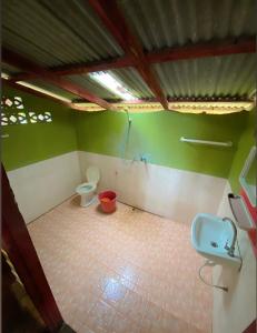 俊穆岛Koh Phu Valley的一间带卫生间和水槽的浴室