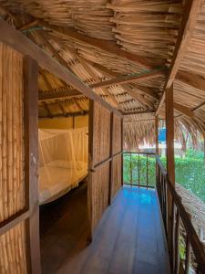 帕洛米诺Casa Zinpar的客房设有一张床,铺有木地板。