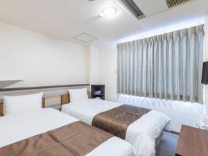 ShimminatomachiTabist New Gekkoen的酒店客房设有两张床和窗户。