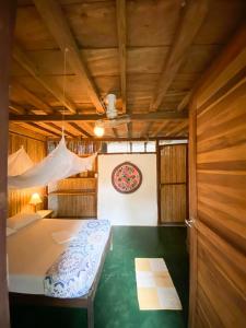 帕洛米诺Casa Zinpar的一间卧室设有一张床和木制天花板
