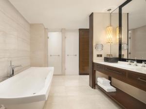 嘉定上海嘉定喜来登酒店的带浴缸、水槽和镜子的浴室