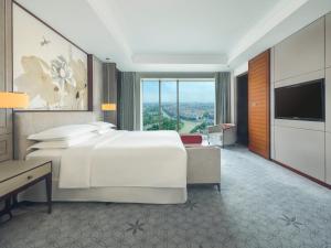 嘉定上海嘉定喜来登酒店的酒店客房,配有床和电视