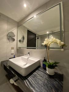 甲抛峇底Bertam Resort,Penang的浴室设有白色水槽和镜子