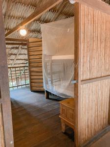 帕洛米诺Casa Zinpar的木屋内的卧室配有一张床