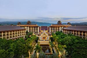 景洪市西双版纳喜来登大酒店的享有树木和建筑的度假村的空中景致