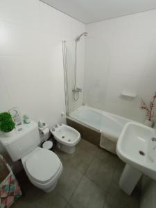 罗萨里奥Mi Lugar en Rosario - Depto céntrico VIP, 3 amb con cochera opcional的浴室配有卫生间、盥洗盆和淋浴。