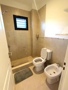 科隆Depto SomoS的一间带卫生间、水槽和窗户的浴室