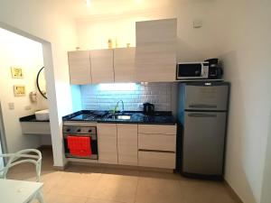 科隆Depto SomoS的一间带冰箱和水槽的小厨房