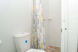 哥伦比亚港La Niña Mire的一间带卫生间和淋浴帘的浴室