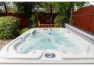 Canvey IslandNature's Serenade:3BR Classic Home-Jacuzzi & Sauna的后院的按摩浴缸