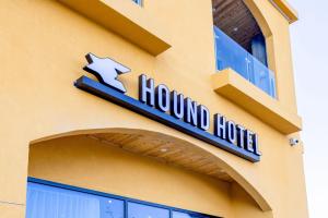 蔚山Hound Hotel Ulsan的建筑一侧的酒店标志