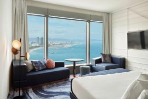 巴塞罗那巴塞罗那W酒店的酒店客房设有一张床,享有海景。