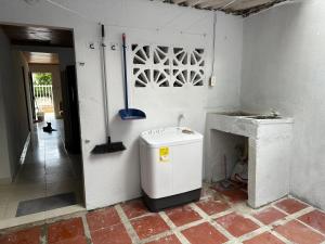 卡塔赫纳Casa Tamarielys的配有热水器和墙壁的房间