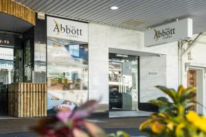 凯恩斯The Abbott Boutique Hotel的商店前方有商店前方的商店