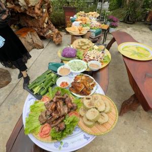 太原省Na Tranh Ecolodge的一张桌子,上面放着食物盘