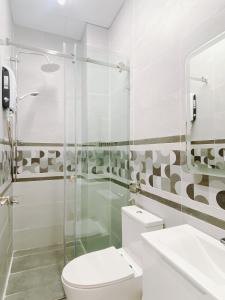 胡志明市SAIGONESE Studio的一间带卫生间和玻璃淋浴间的浴室