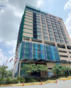 新山Amerin Hotel Johor Bahru的一座高大的建筑,上面有阿赫塔尔酒店
