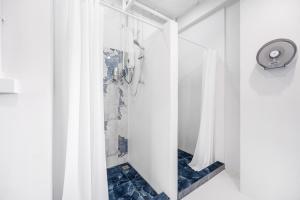 曼谷Unplugged @ Bangrak的带淋浴的浴室和玻璃门