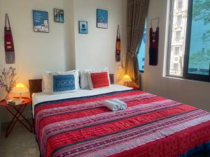 河江Ha Giang Yolo House and Loop Tours的一间卧室配有一张带红色毯子的大床