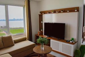 恩卡纳西翁Parana Playa 1103的带沙发和平面电视的客厅