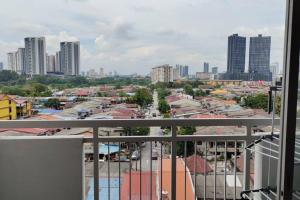 八打灵再也CANA Homestay Petaling Jaya的阳台享有城市美景。