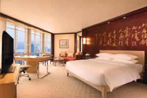 上海上海金茂君悦大酒店的一间带大床的卧室和一间客厅