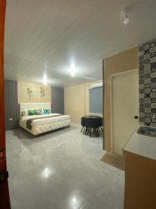 TinajeroXYC Hostel的卧室配有一张床和一张桌子