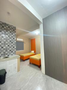 TinajeroXYC Hostel的酒店客房带两张床和黑板